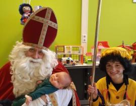 Sint en Piet op bezoek bij het Vrouw-Moeder-Kind Centrum
