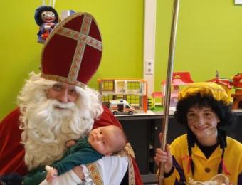Sint en Piet op bezoek bij het Vrouw-Moeder-Kind Centrum