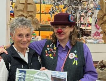 Een warm gebaar voor clown Tante Jans en onze jongste patiënten