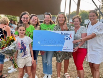 Kinderafdeling SJG Weert ontvangt cheque Bosseve vör Paol